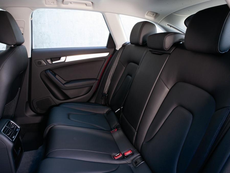 Интерьер Audi A4 2.0T Quattro Avant (B8, 8K) 2008 года  (NA) (фото 2 из 12)